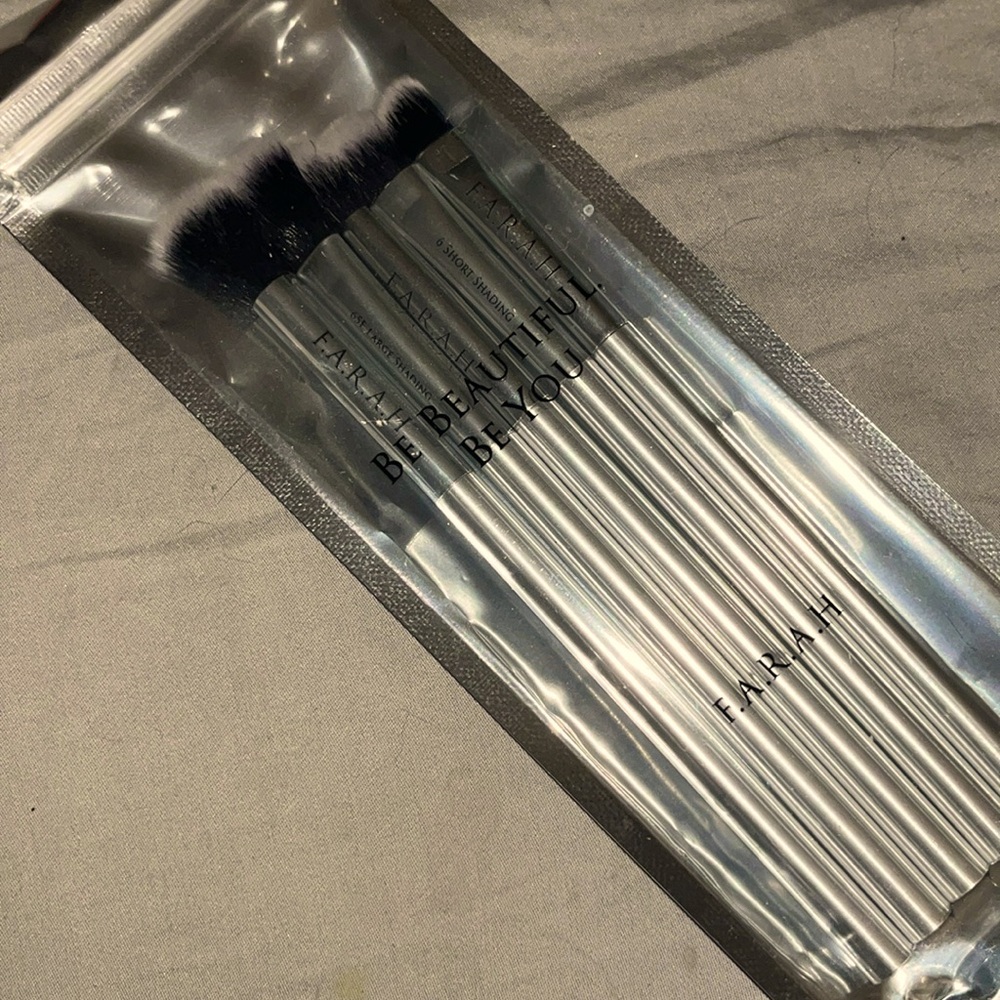 New/sealed F.A.R.A.H Bushes Be Beautiful. Be You brush set